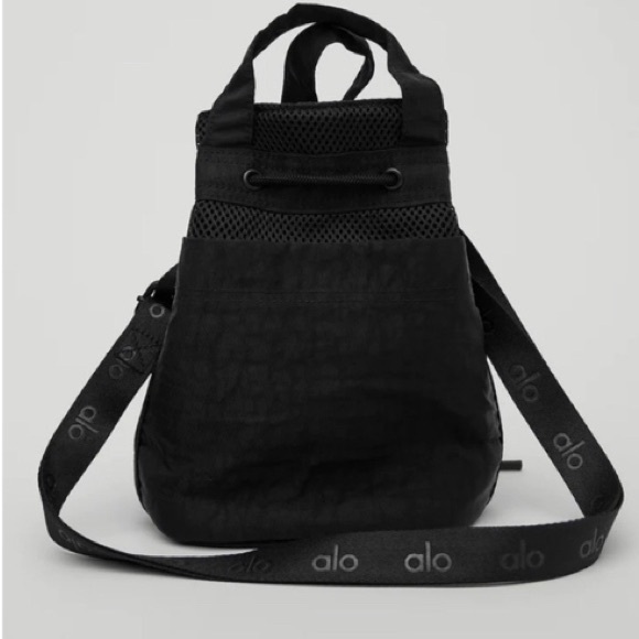 Alo Yoga Crossbody Bucket Bag in Black BNWT IN BAG-UNISEX - Picture 3 of 4